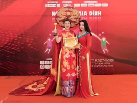 Nữ hoàng Huỳnh Ngọc Kim Trang vinh dự đón nhận giải thưởng Bông hồng Vàng ASEAN