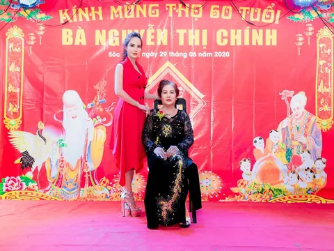 Hoa Khôi Bảo Ngọc xúc động trong ngày mừng thọ 60 tuổi của Mẹ