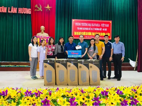 Trao máy lọc nước và vật phẩm tiếp sức cho người dân miền Trung tái thiết cuộc sống