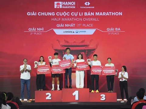 Huỳnh Anh Khôi và Phạm Thị Hồng Lệ cùng đạt hạng nhất Giải Marathon Quốc tế Hà Nội Techcombank mùa thứ 5