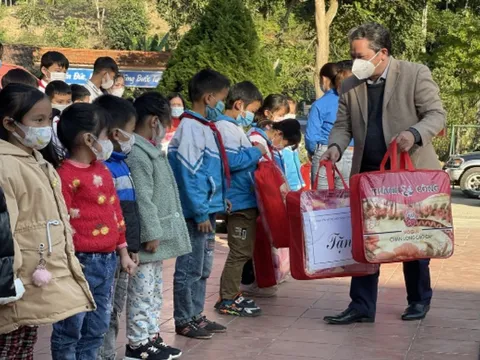 Mang dự án "Nuôi em" đến với nhóm trẻ nghèo tại Mù Cang Chải