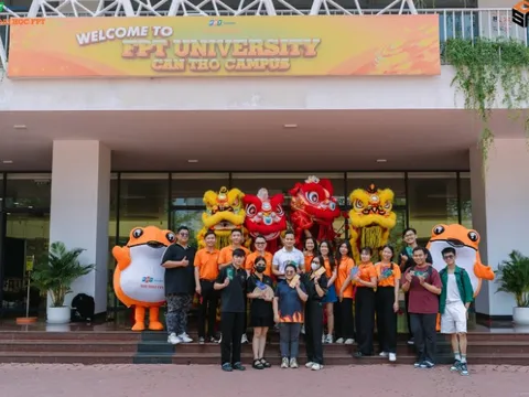 Sướng như sinh viên Trường người ta, hết mùng đi học vẫn nhận lì xì