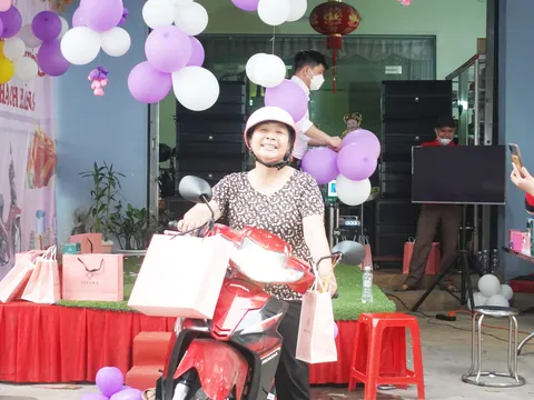 Chúc mừng khách hàng trúng thưởng chương trình “Bóc thăm trúng xe máy” của thương hiệu mỹ phẩm Lily Lala