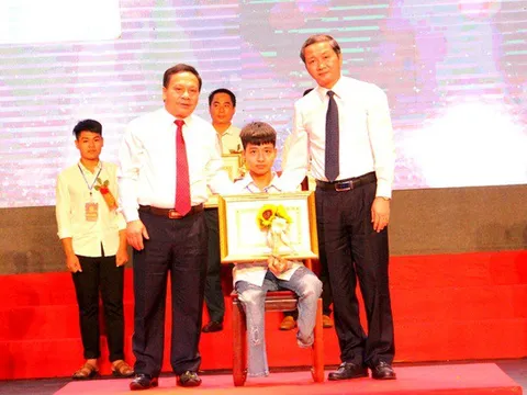 Đôi bạn 10 năm cõng nhau đến trường được tôn vinh