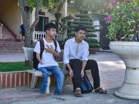 Nam sinh 10 năm cõng bạn đến trường trở thành tân sinh viên ĐH Y Thái Bình