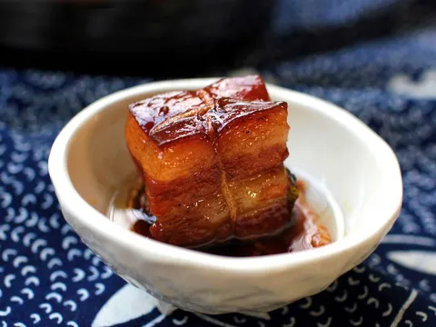 Bí quyết giúp món thịt ba chỉ kho đẹp mắt, thơm mềm