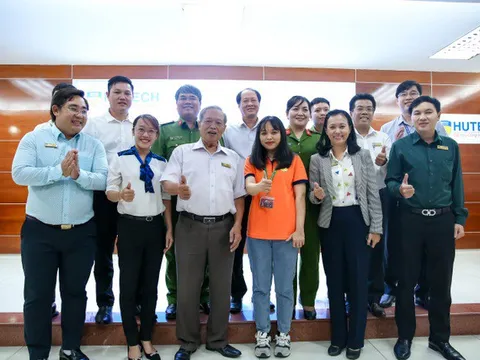 Đại học trao học bổng đến nữ sinh trả lại 200 triệu đồng nhặt được