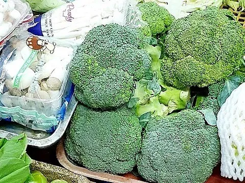 Giá thực phẩm hôm nay 16/10: Ảnh hưởng mưa bão, rau củ tiếp đà tăng mạnh