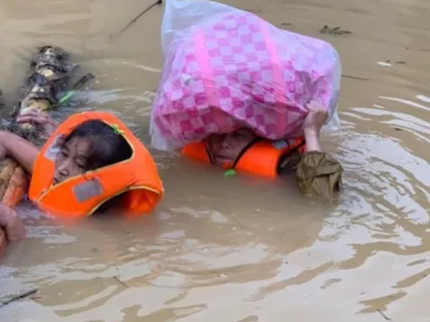 Đại học Thương Mại hỗ trợ mỗi sinh viên miền Trung vùng lũ 10 triệu đồng