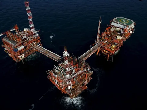 Giá xăng dầu hôm nay (28/10): Xăng trong nước tăng giá, dầu đi xuống