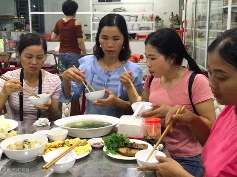 Nấu 4.500 suất cơm để 'cảm ơn các đoàn cứu trợ miền Trung'