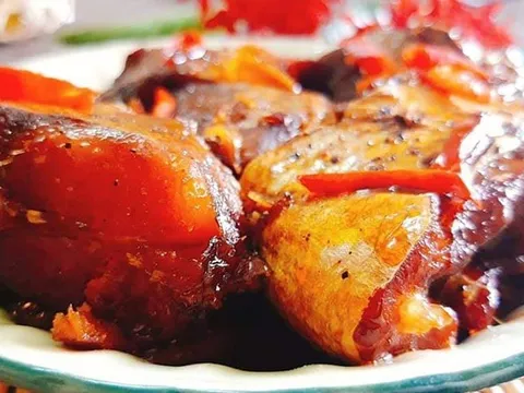 Cách làm 'nước hàng' màu hổ phách