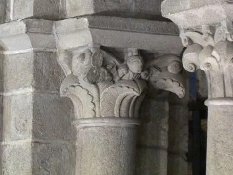 Bức điêu khắc chân dung ẩn mình trên cột đá 900 năm