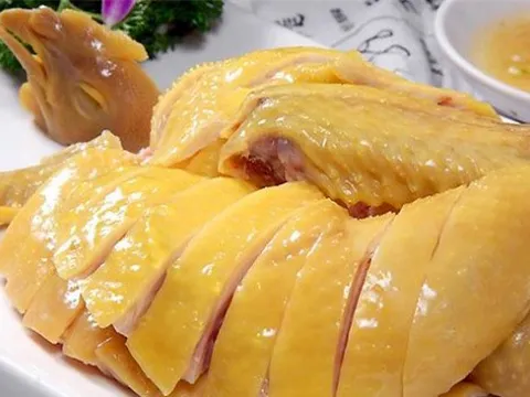 Cách luộc gà vàng ươm, da giòn không bị nứt