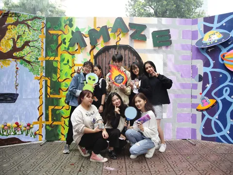 Trai tài gái sắc trường Báo nô nức check-in cùng Photobooth độc đáo “AMAZE”