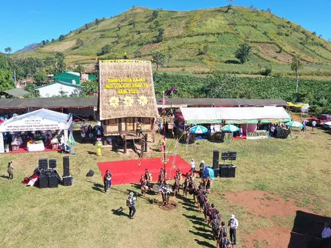 Lễ hội Hoa dã quỳ trên đỉnh Núi lửa Chư Đăng Ya