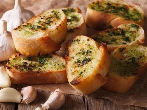 10 phút xong ngay bánh mì bơ tỏi cho bữa sáng nhanh gọn