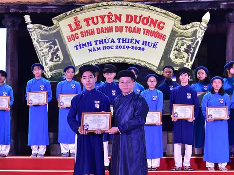 Nam sinh mặc áo dài dự lễ tuyên dương ở Quốc Tử Giám