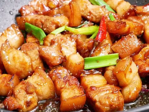 Bữa cơm sum vầy cuối tuần với món thịt rang cháy cạnh mặn mà béo ngậy