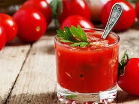 Trẻ hóa làn da nhờ uống nước cà chua đúng cách