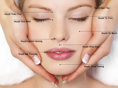 Xoa bóp vùng mặt tăng cường độ ẩm cho da