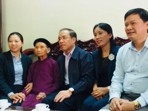 Đồng chí Bí thư Tỉnh ủy tỉnh Tuyên Quang tặng quà cho cụ Trần Thị Mậu tròn 100 tuổi