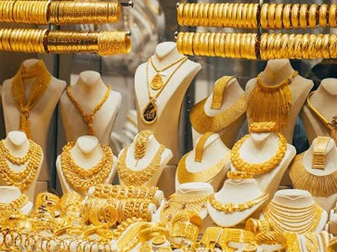 Giá vàng hôm nay 12/8: Cắm đầu lao dốc, dân “ôm” vàng lỗ nặng