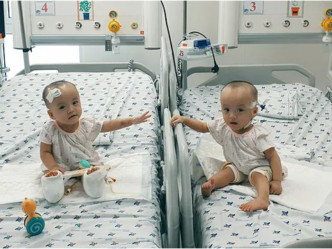 Chị em Song Nhi "tay bắt mặt mừng" khi lần đầu tiên gặp nhau sau ca mổ lịch sử