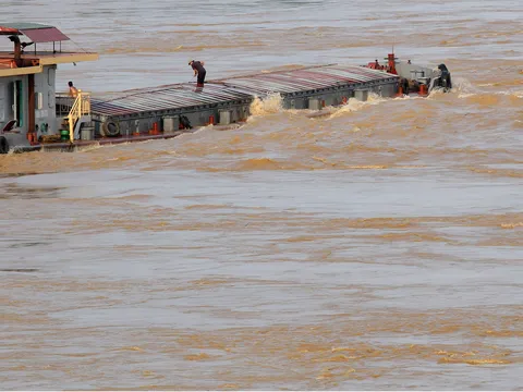 Cảnh nước dâng cao, chảy cuồn cuộn trên sông Hồng, sông Đuống