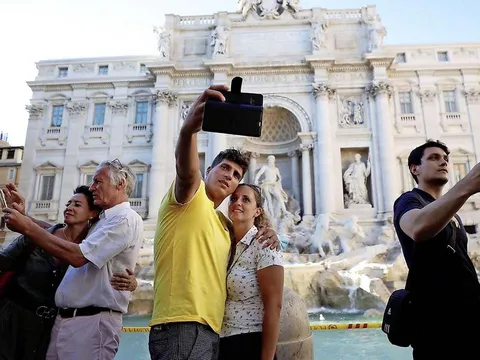 Châu Âu lại hỗn loạn đối phó đợt bùng phát Covid-19 mới