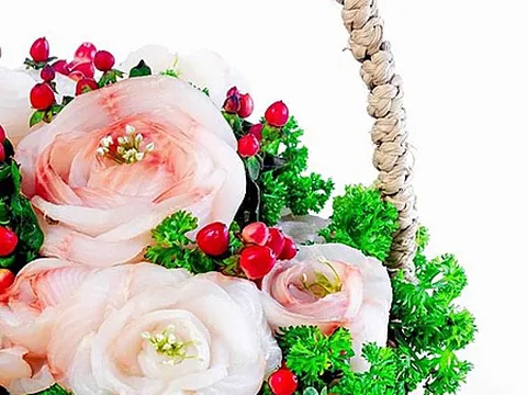 Người phụ nữ biến thức ăn thành hoa