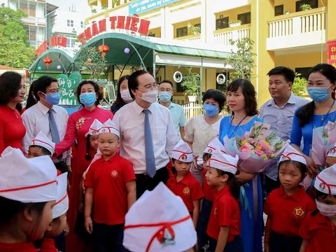 Bộ trưởng “phỏng vấn” giáo viên, học sinh trong ngày khai giảng năm học mới