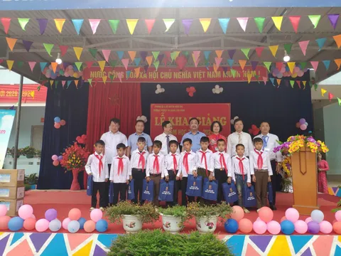 Tặng 20.000 cuốn SGK lớp 1 cho học sinh có hoàn cảnh khó khăn