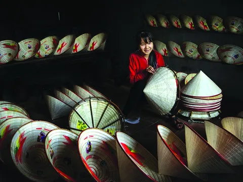 Nón lá - sản phẩm du lịch độc đáo Đất Tổ