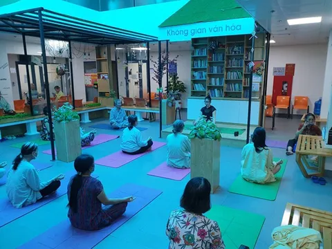 Bệnh nhân phấn khởi vì được tập yoga ngay trong bệnh viện