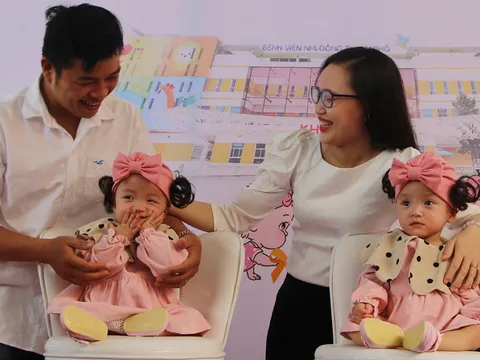 Khoảnh khắc vỡ òa hạnh phúc ngày Diệu Nhi - Trúc Nhi xuất viện