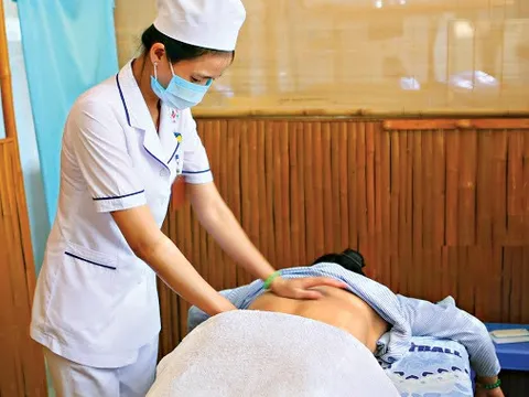 Xoa bóp, bấm huyệt lão khoa: “Năng lượng mới” cho người cao tuổi