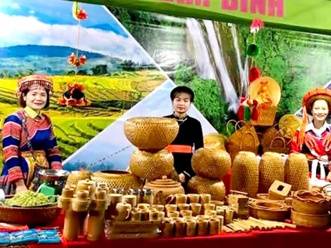 Tuyên Quang: Sắc màu dân tộc tại hội chợ