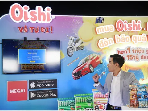 Ăn snack, hai khách hàng may mắn trúng xe máy Piaggio Liberty