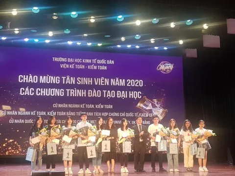 Trường Đại học Kinh tế Quốc dân tổ chức gala chào đón tân sinh viên