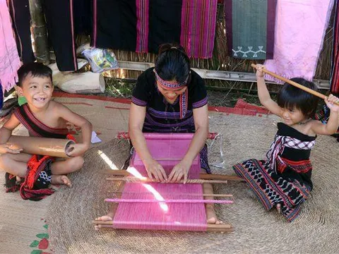 Ngày Di sản văn hóa Việt Nam (23/11): Vinh danh sắc màu thổ cẩm Việt