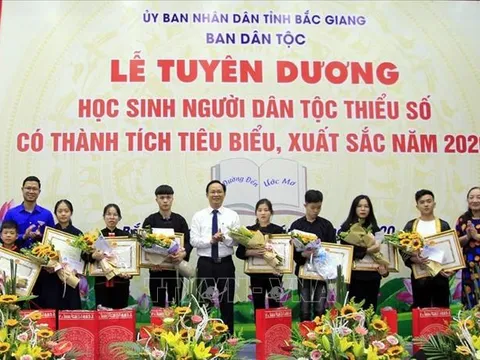 Tuyên dương học sinh dân tộc thiểu số tiêu biểu, xuất sắc