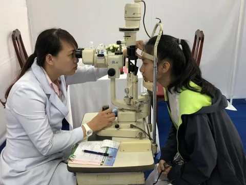 Giảm cận thị học đường: Cần sự phối hợp gia đình và nhà trường