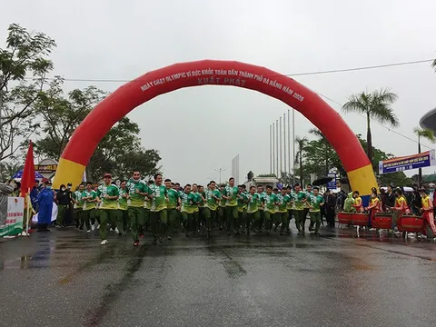 Gần 1.000 người tham gia Giải Việt dã - chạy Vũ trang truyền thống