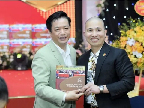 “CHÌA KHOÁ MỞ CỬA TRÁI TIM KHÁCH HÀNG “ Những Chiến lược có một không hai của tác giả Bùi Xuân Hiếu