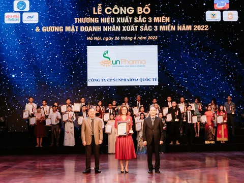 CEO Nguyễn Lan Dung rạng ngời tại Lễ tôn vinh Thương hiệu xuất sắc 3 miền năm 2022