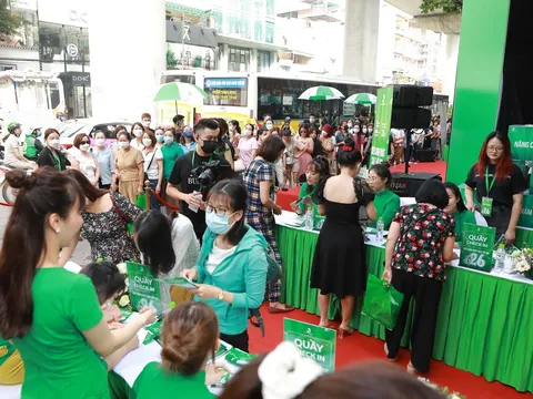 Hàng ngàn khách hàng "chen chân" tại Siêu sinh nhật Thu Cúc