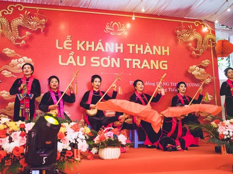 Cô đồng Đặng Thiên Hương công đức xây dựng Lầu Sơn Trang - Chầu Lục