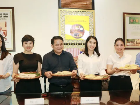 Giới thiệu Gà Tiên Yên đặc sản Quảng Ninh tại Nhà hàng Quả Trám 21 Phùng Hưng - Hà Nội