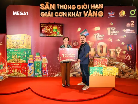 Tuổi già tần tảo mưu sinh, cô bán nước vỉa hè mừng rỡ vì có tiền trả nợ